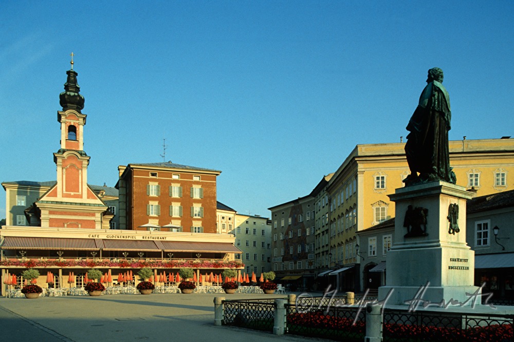 Mozart Denkmal und Cafe Glockenspiel