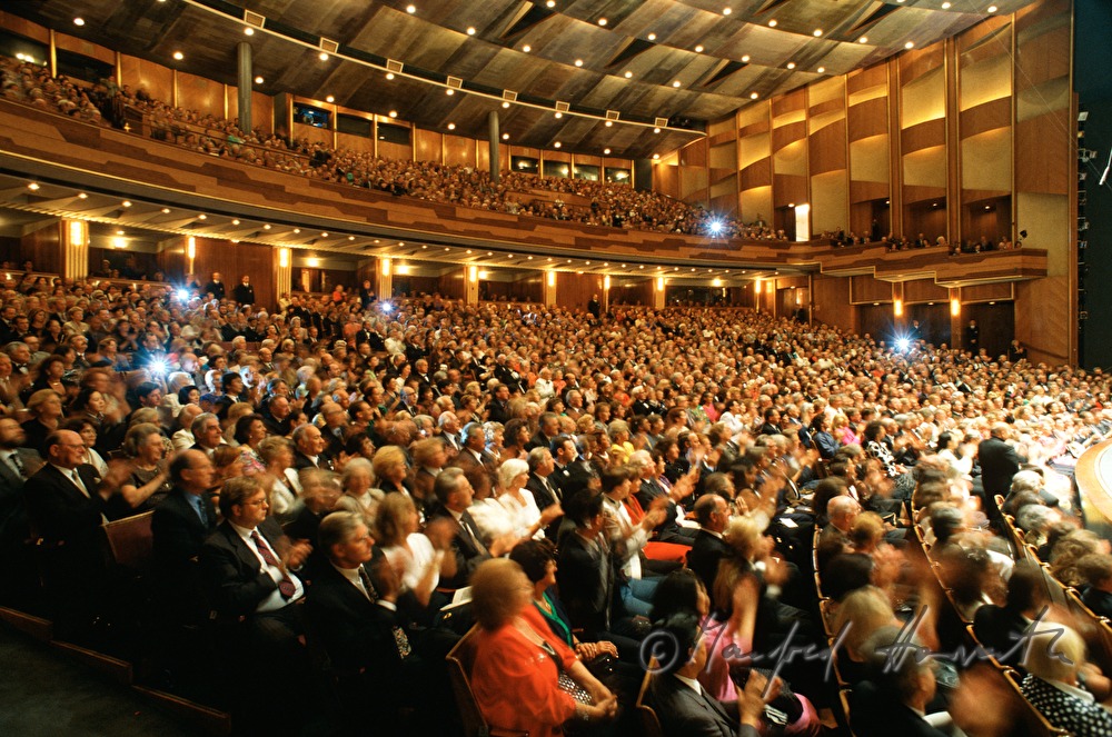 Publikums-Saal beim Schluss-Applaus