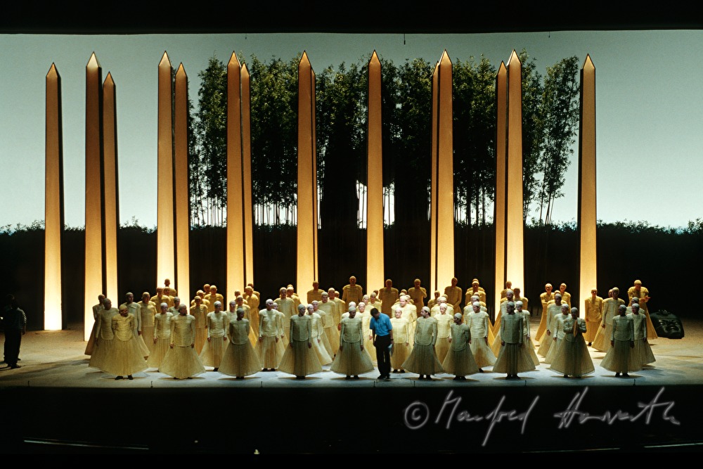 Chor bei Mozart-Oper Zauberfloete