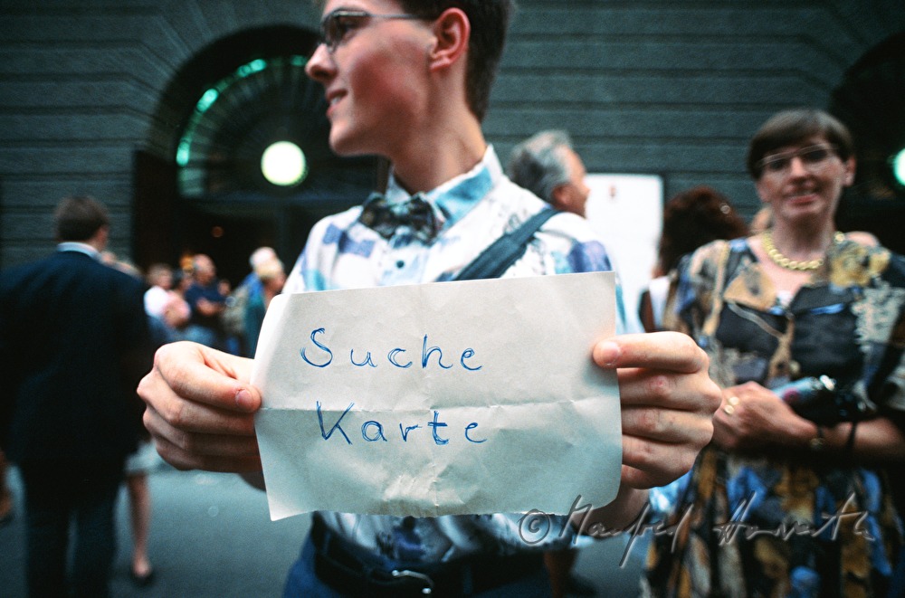 Junge mit Schild: 