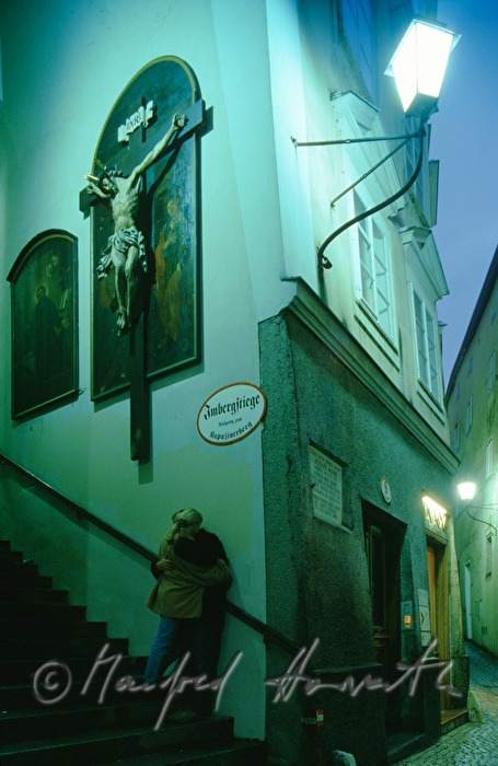 kuessendes Paar auf der Treppe
