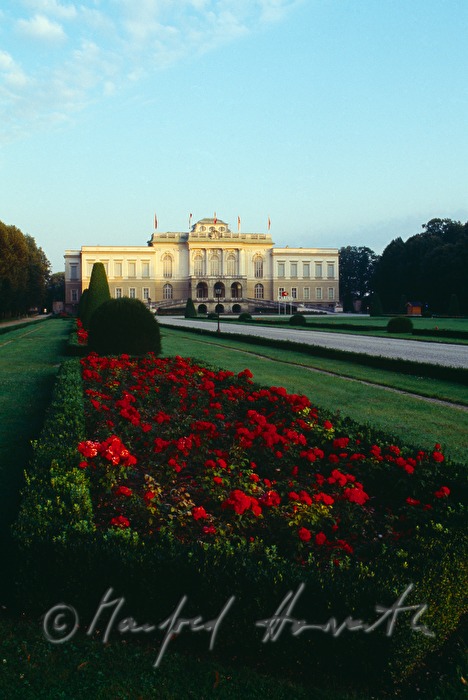 Haupteingang mit Park und Rosenbeet