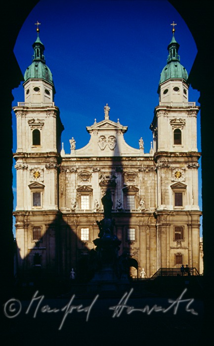Westfassade mit Schatten der Franziskanerkirche