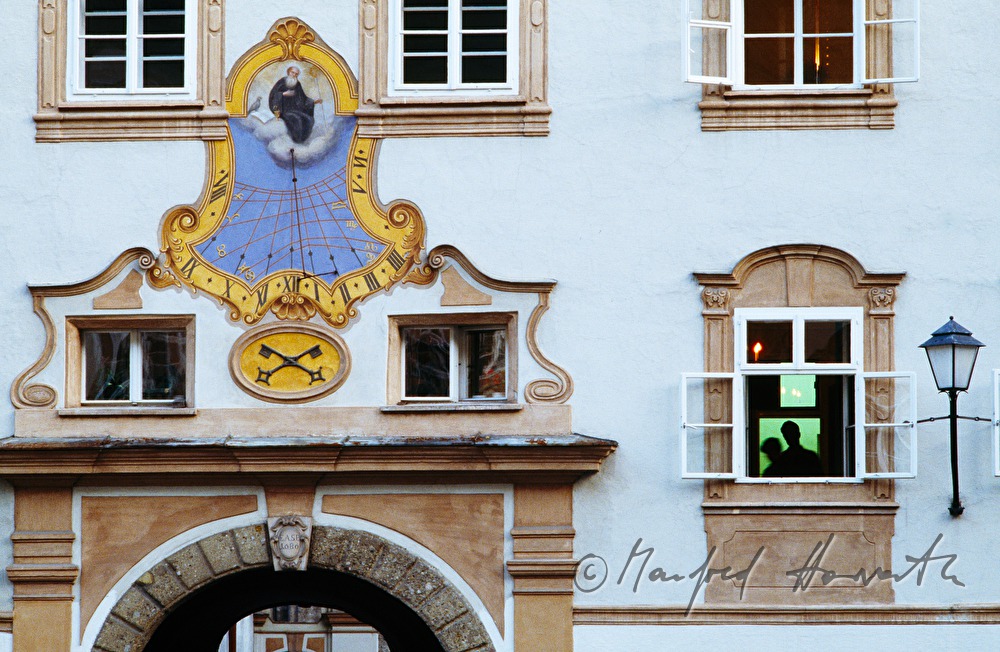 Haupt-Portal und Sonnenuhr mit Hl. Peter