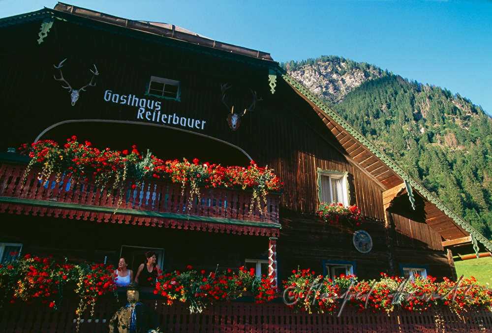 Dach und Balkon des Gasthaus Reiterbauer