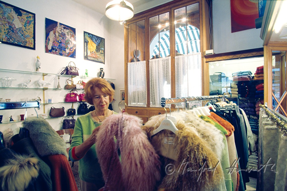 Frau Wally Vogl in ihrer Modeboutique