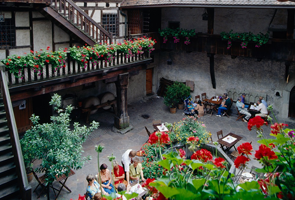 Schattenburg, Innenhof mit Cafe