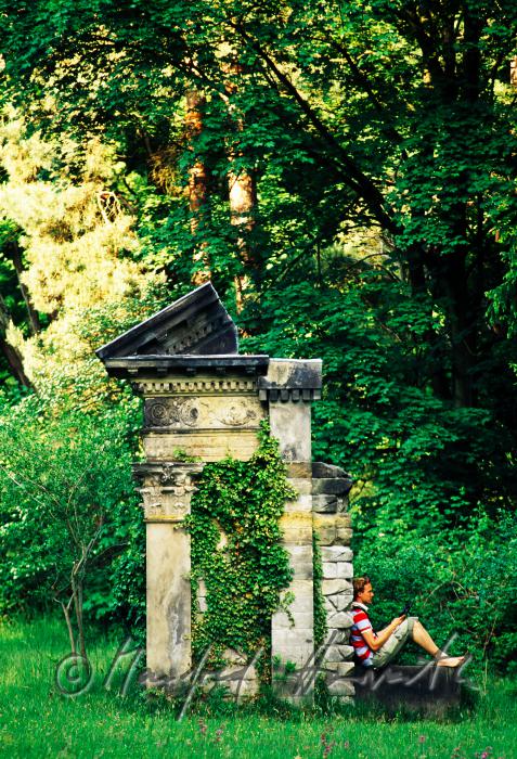 Besucher rastet auf einer Ruine