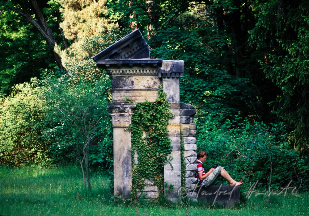 Besucher rastet auf einer Ruine