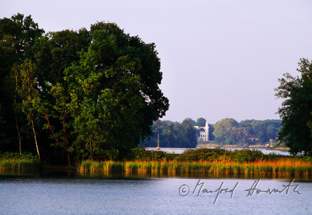 Blick vom Heiligensee auf Schloss Pfaueninsel