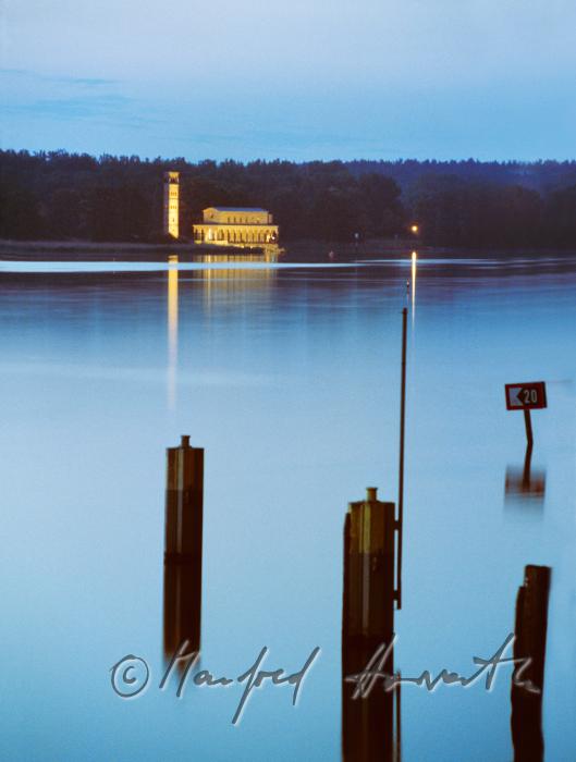 Sacrower Heilandskirche am Ufer der Havel