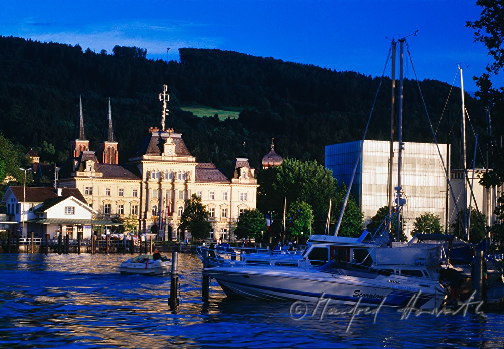 Seepromenade und Hafen am Bodensee