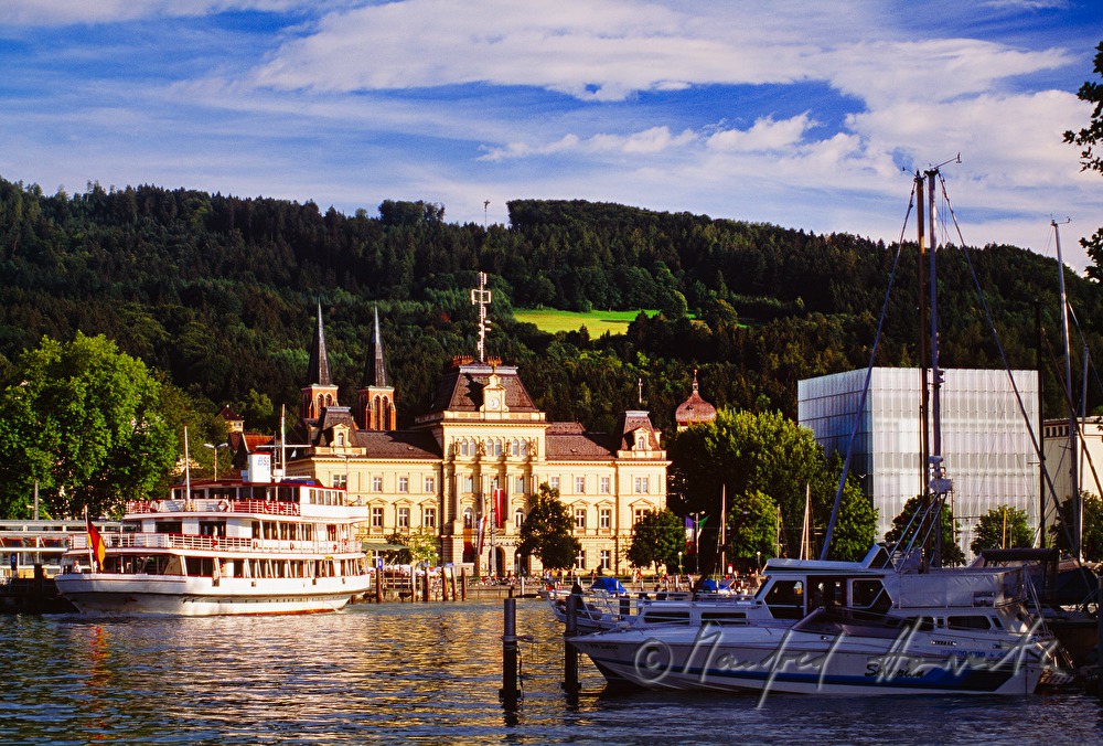 Seepromenade und Hafen am Bodensee