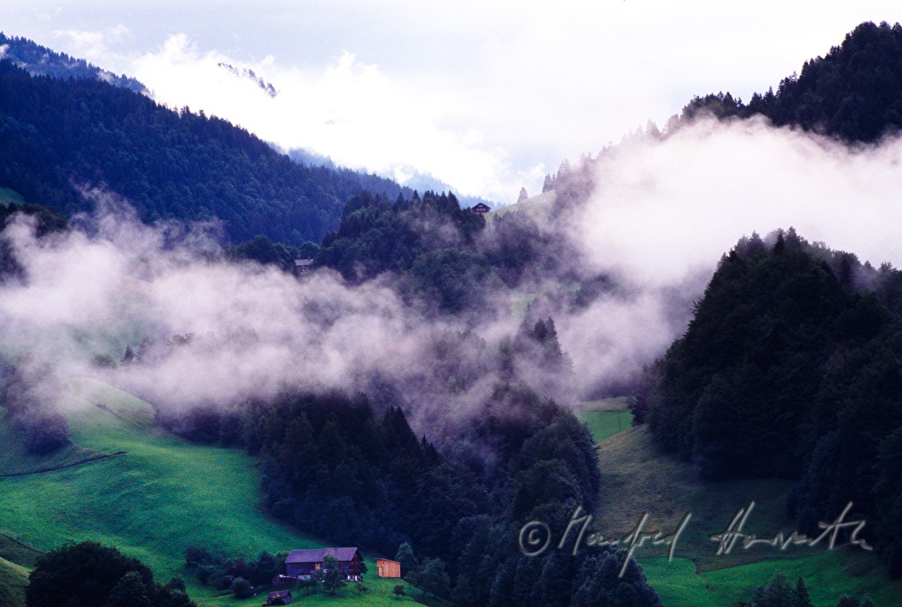 Bauernhöfe, tiefe Wolken