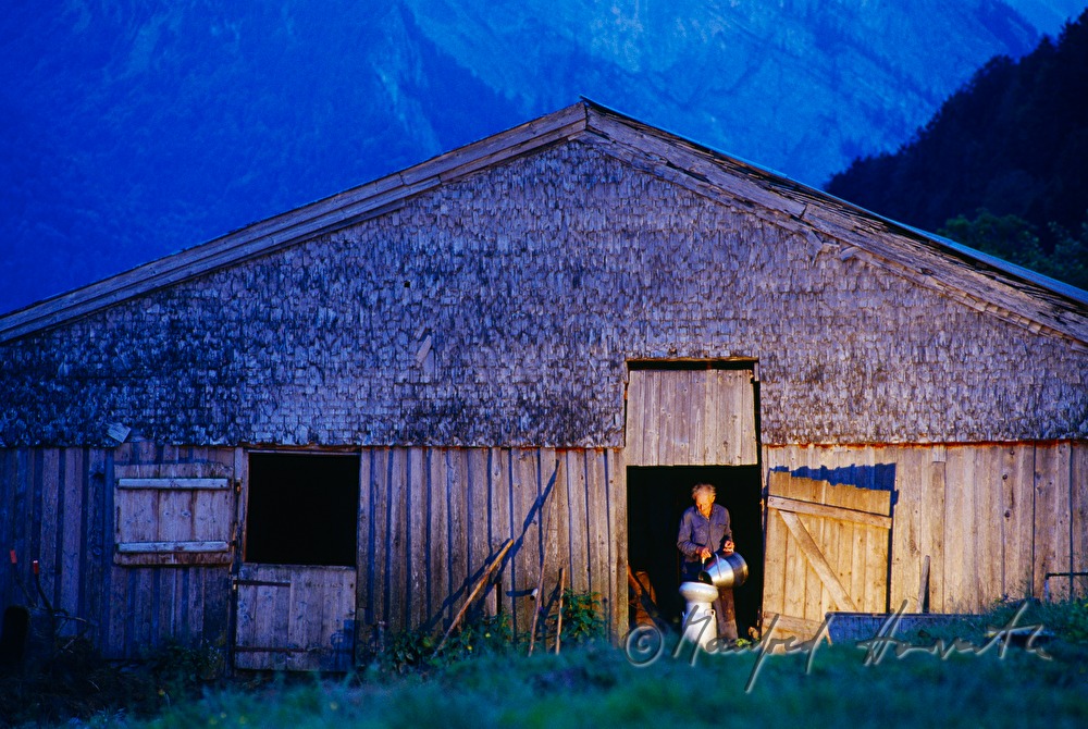 Almhütte  und Senner mit Milchkanne