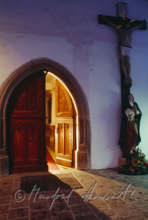 Eingang zur Dekanatspfarrkirche