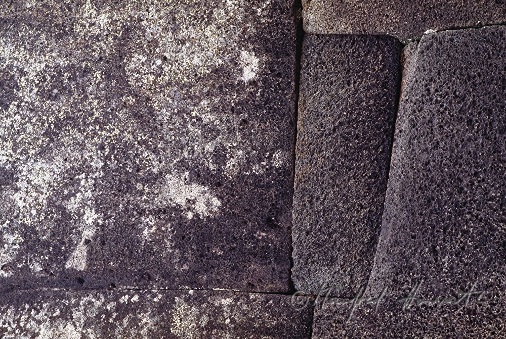 Detail einer Steinmetzarbeit am Fundament eines Moais