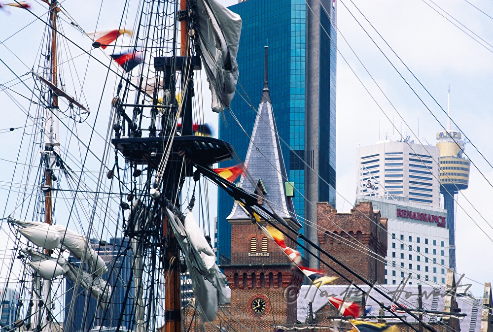 Schiffsmasten und Gebäude beim Hafen