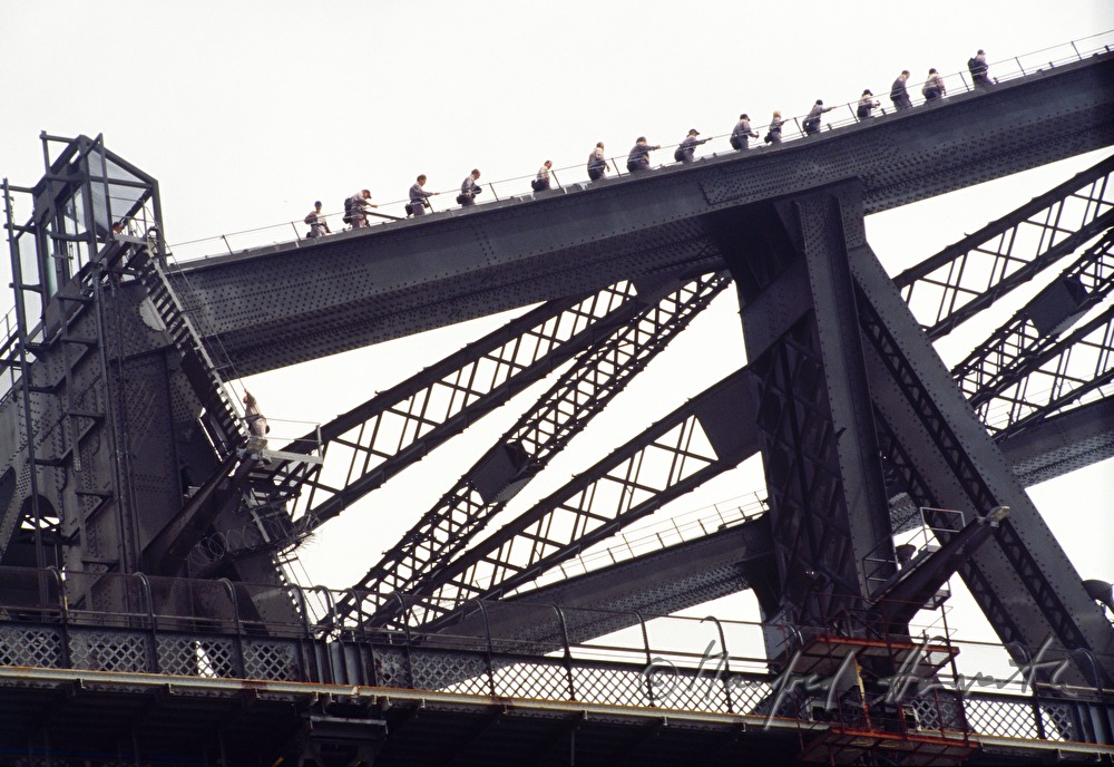 Touristen bei einer Besichtigung der Brücke