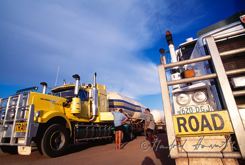 Lastzug (road train) auf einer Sandstrasse