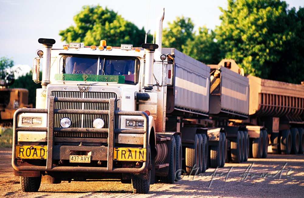 Lastzug (road train) auf einer Sandstrasse