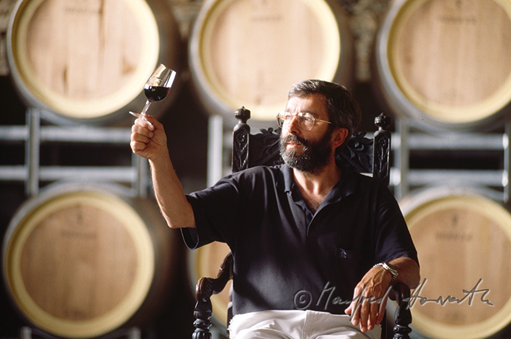 Weinbauer verkostet Rotwein