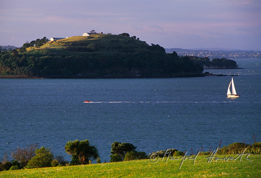 die Vulkaninsel Rangitoto und der Hauraki Gulf Marine Park (vorne)