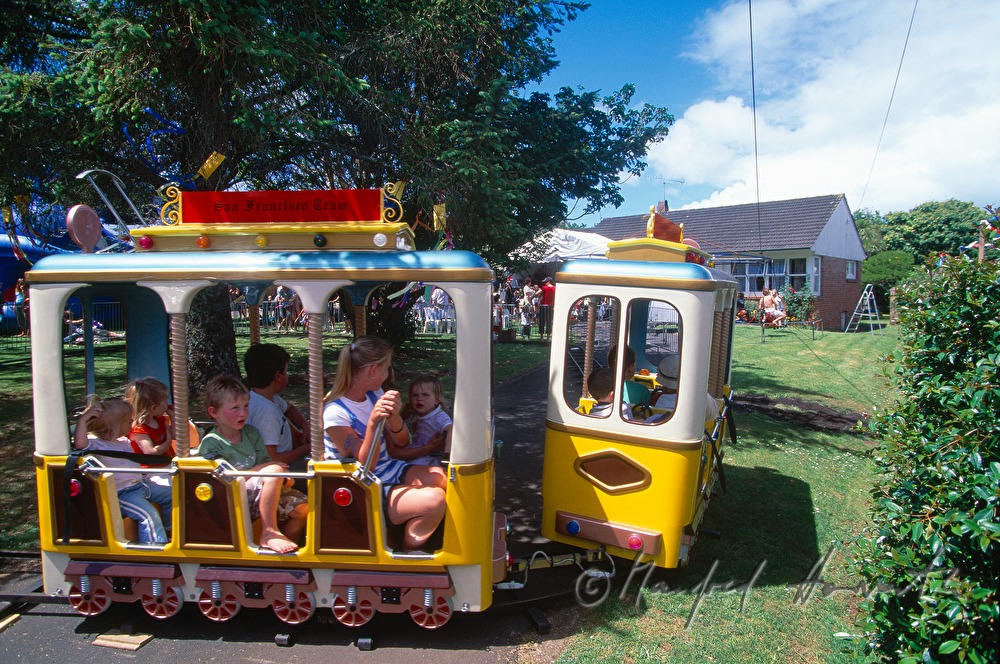 Tramway im Garten einer Villa (Kinderparty)