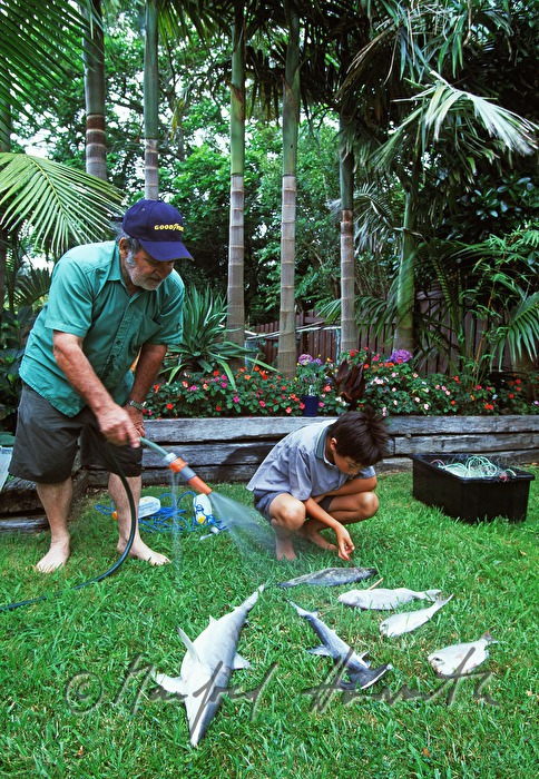 Vater und Sohn mit dem Fang im Garten