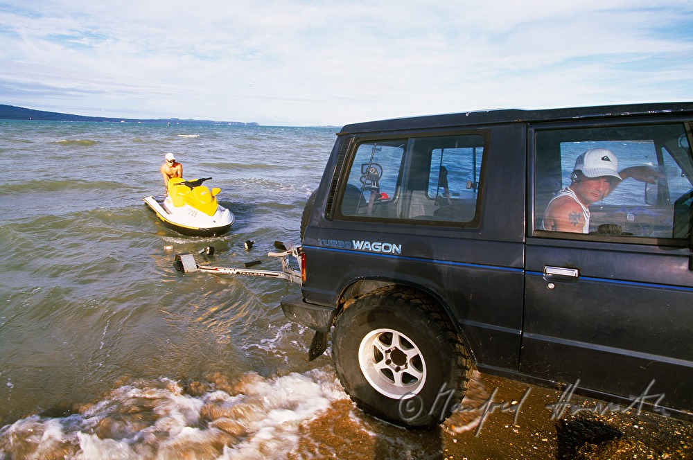 Jetboot wird aus dem Meer gezogen