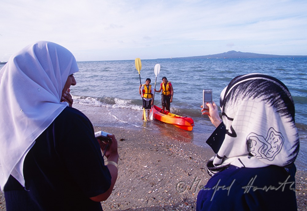 indische Touristen am Strand
