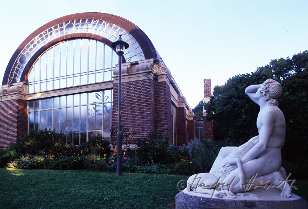 Palmenhaus mit Garten-Skulptur