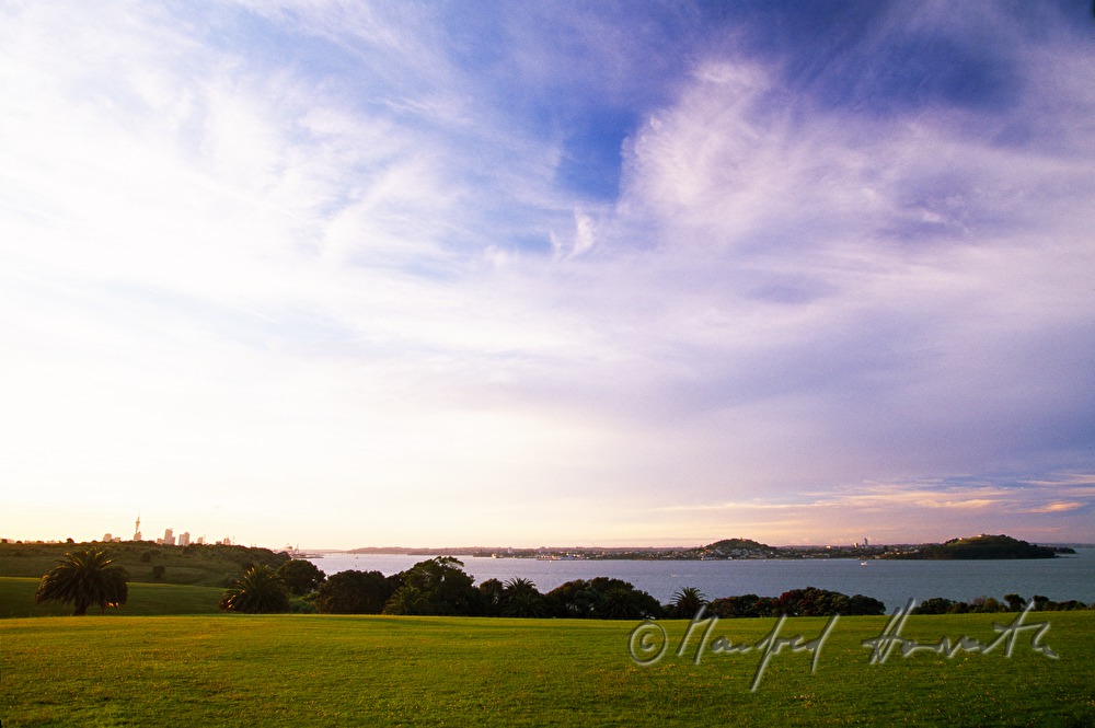 die Vulkaninsel Rangitoto und der Hauraki Gulf Marine Park (vorne)
