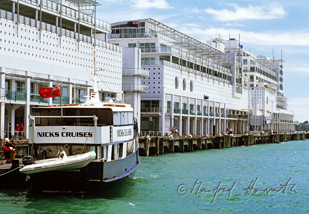Hafen mit Waterfront Appartments und Hilton
