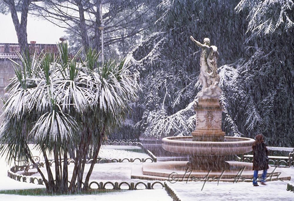 schneebedeckter Brunnen im Park von Hotel Millenium