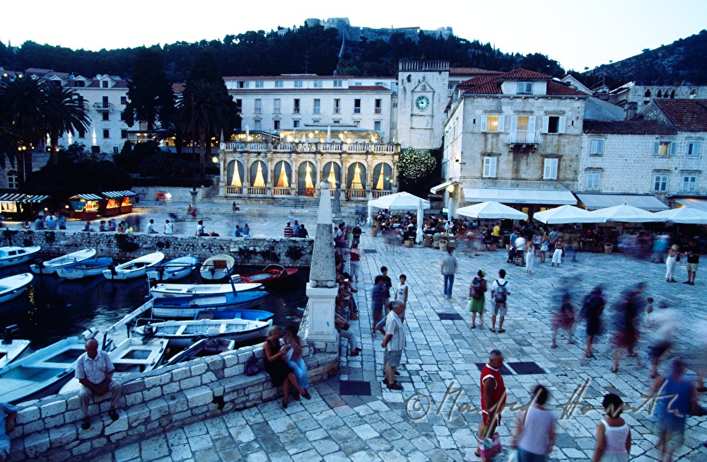 belebte Pjaca (Hauptplatz) mit Loggia