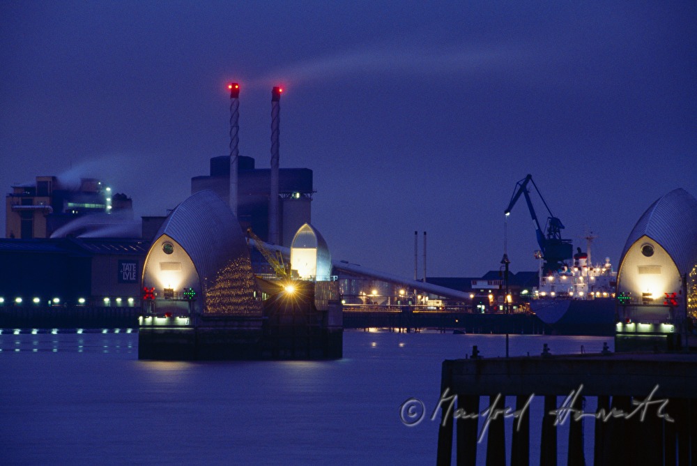 Wehranlage: Thames Flood Barrier und Hafekräne