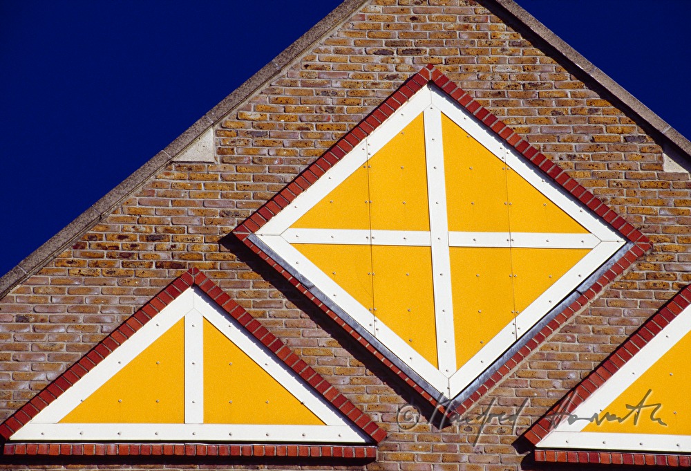 Häusergiebel mit gelben Fensterläden