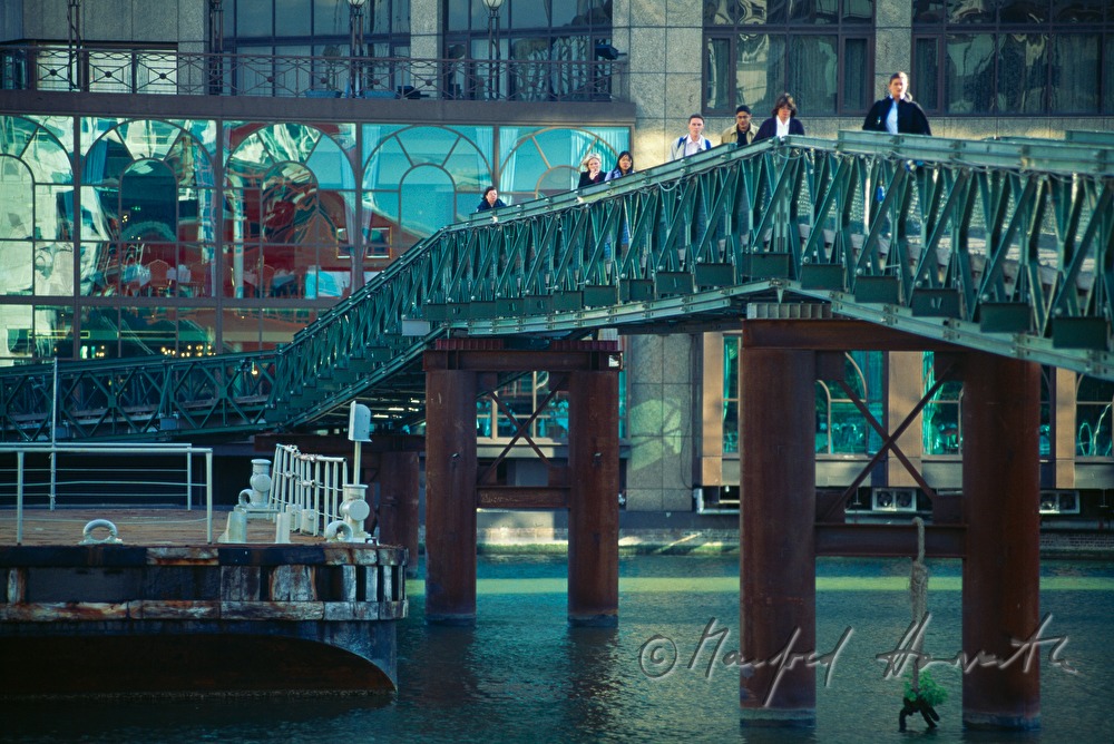 Fussgänger auf einer Brücke
