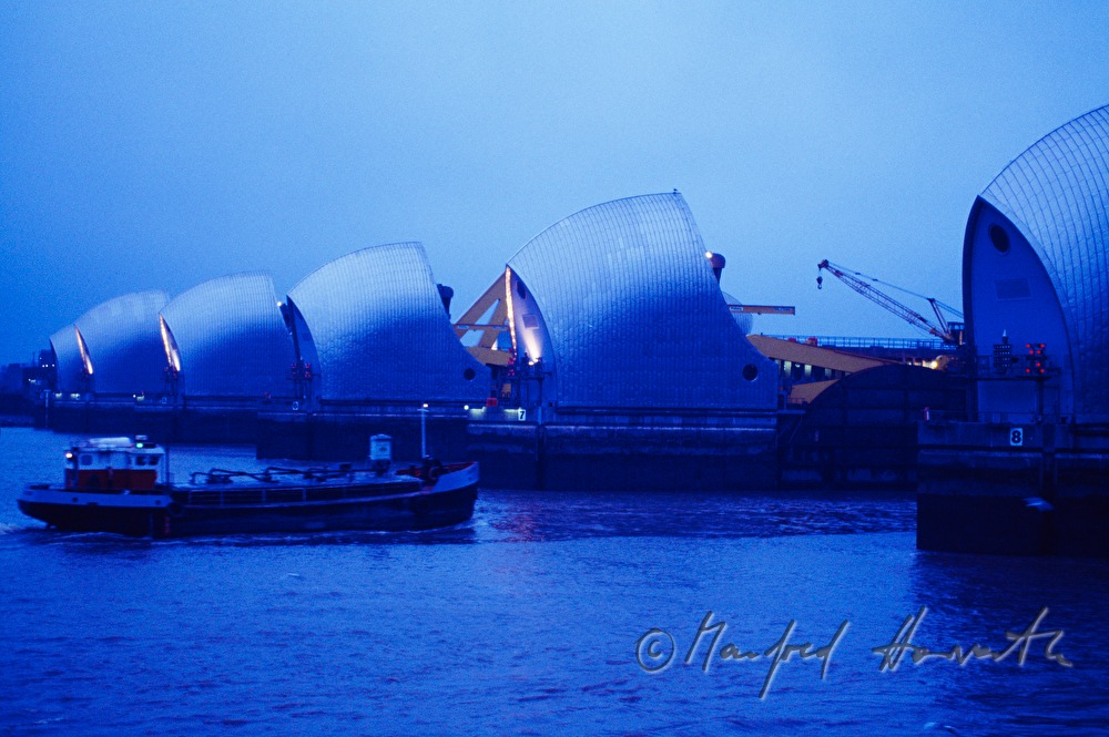 Wehranlage: Thames Flood Barrier und Schiff