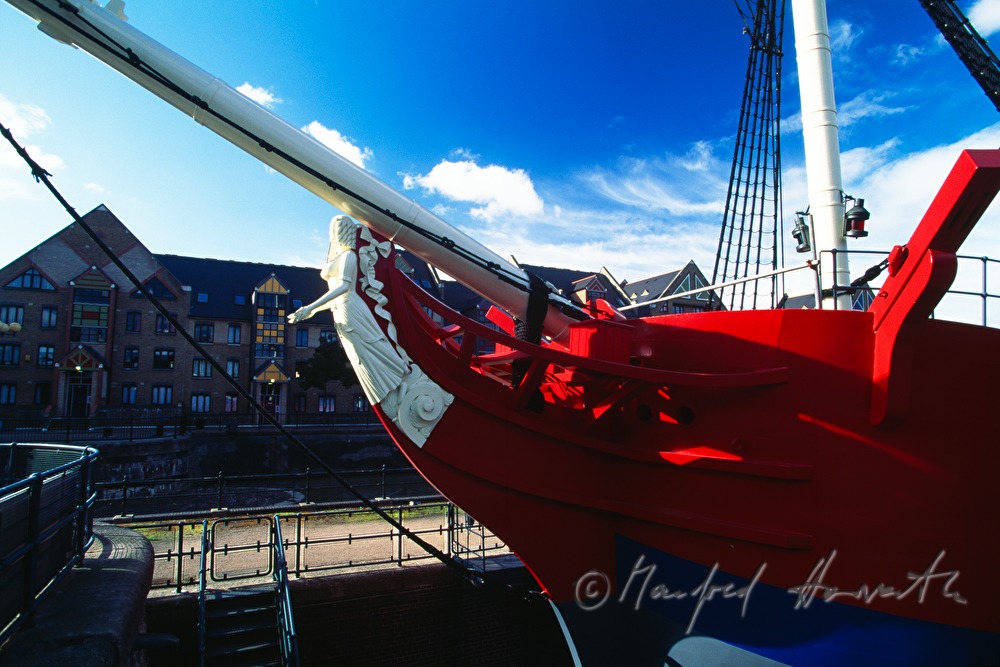 Schiff vor dem Tobacco Dock
