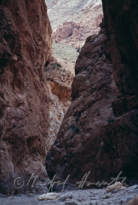 Mann am Fuß der Schlucht