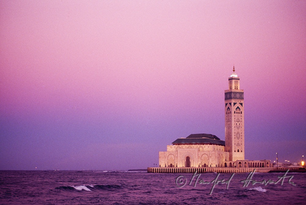 Moschee Hassan II mit Palmen