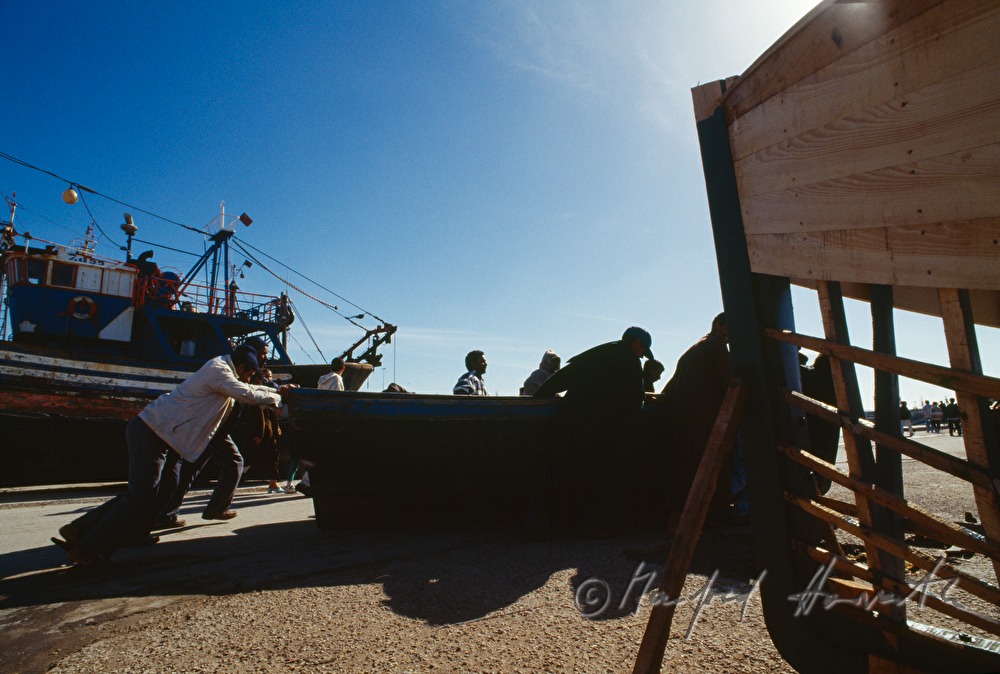 Boot wird aus dem Wasser gezogen