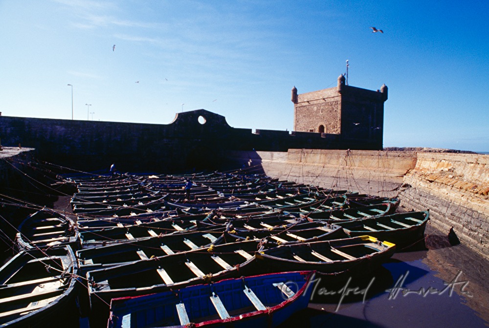 Boote und Hafenmauer mit Zitadelle