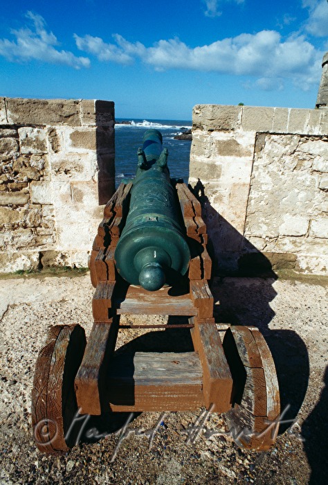 Stadtmauer und Kanone am Hafen