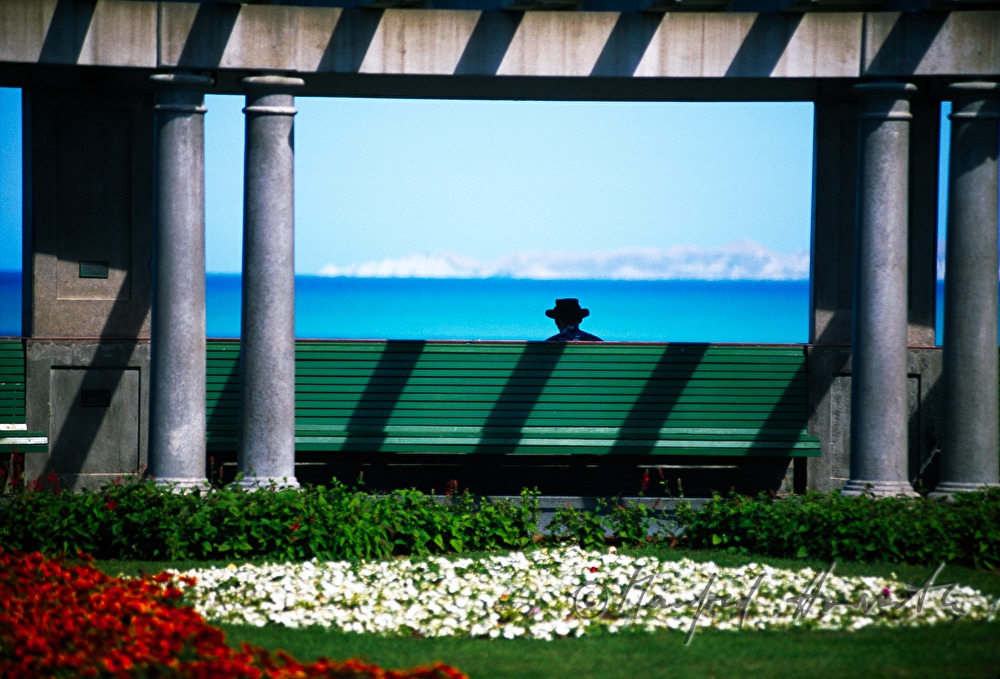 Parkbank mit Meeresblick an der Seepromenade