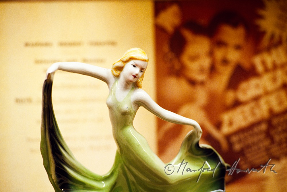 Art Deco Statue im Erdbeben Museum