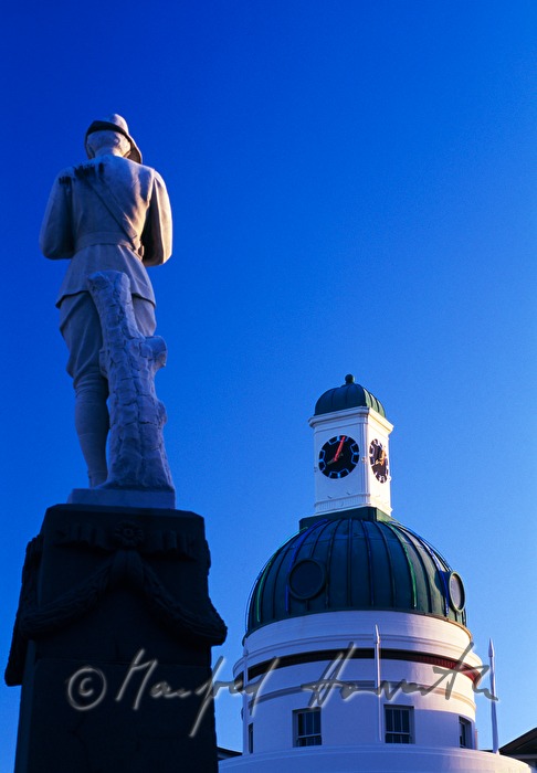 Kriegerdenkmal und Kuppel der A&B Bank