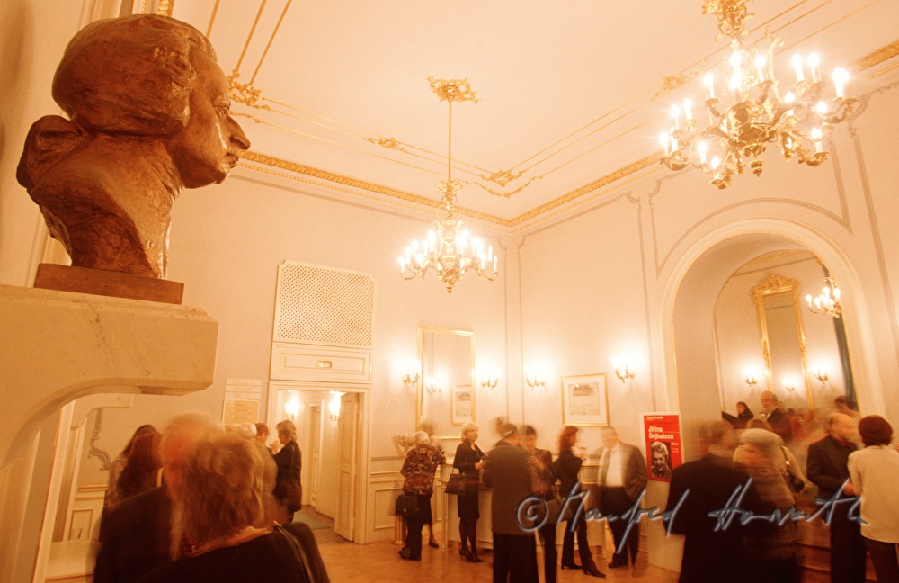 Publikum während Pause im Foyer